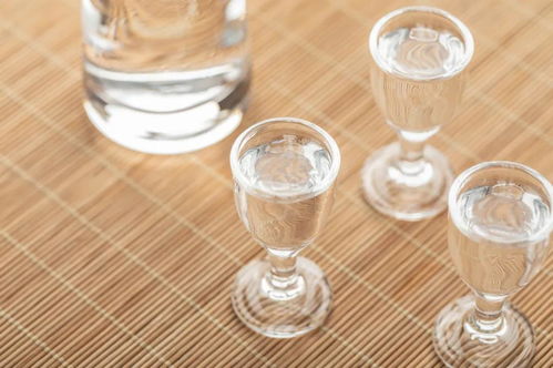 2021年度中國白酒市場大盤點(diǎn) 消費(fèi)升級驅(qū)動下，高端與次高端品牌引領(lǐng)零售新格局