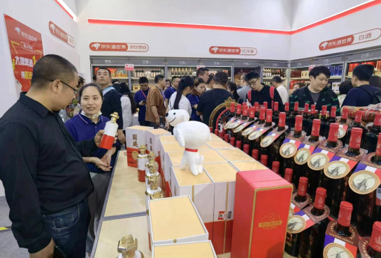 京東酒世界‘春糖001號店’成都糖酒會(huì)驚艷亮相，一體化新模式引領(lǐng)白酒零售新浪潮